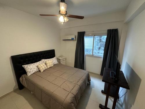 a bedroom with a bed and a ceiling fan at Excelente Departamento Zona Centro Médico B La Cruz in Corrientes