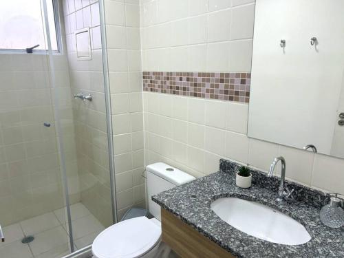 een badkamer met een toilet, een wastafel en een douche bij Oásis Urbano - Expo Center Norte in Sao Paulo