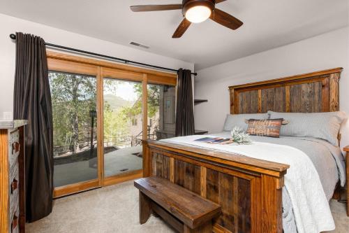 Krevet ili kreveti u jedinici u objektu Deer Valley - Year-Round Recreation, Free Shuttle, Private Hot Tub - Aspen Wood 1520