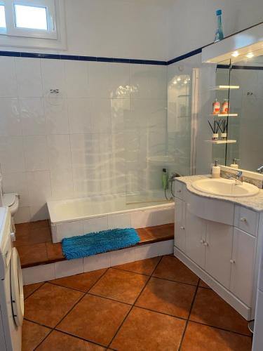 a bathroom with a tub and a sink and a shower at CASA EL RÍO in Trevélez