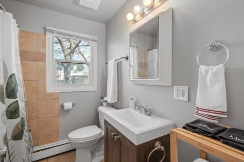 Koupelna v ubytování Tranquil 2BR Apt Mpls - 8075 Apt 2
