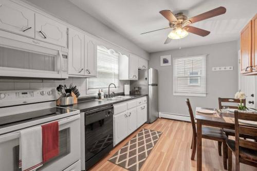 Kuchyň nebo kuchyňský kout v ubytování Tranquil 2BR Apt Mpls - 8075 Apt 2
