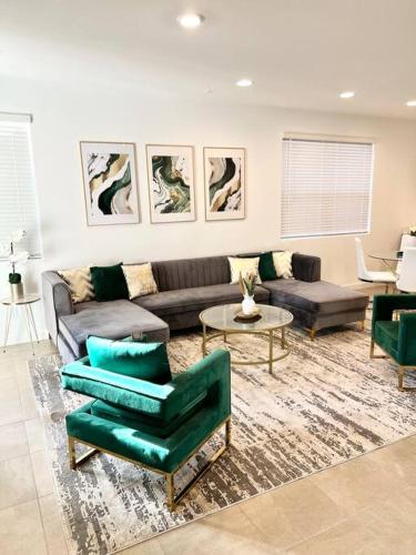 ein Wohnzimmer mit einem Sofa, Stühlen und einem Tisch in der Unterkunft Cute & Comfy PHX Oasis in Phoenix