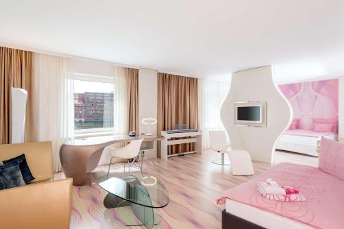 sala de estar con sofá y sala de estar con en nhow Berlin en Berlín