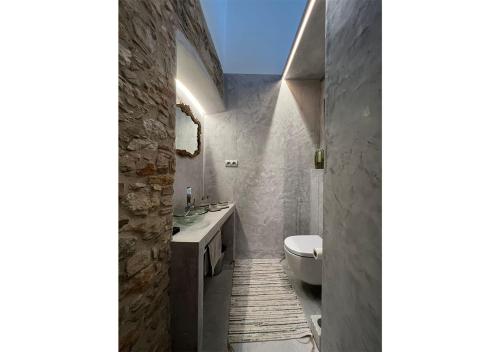 een badkamer met een toilet en een wastafel bij Begur, mon amour in Begur