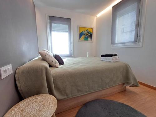 a bedroom with a large bed with a window at Descansa y disfruta de Ourense en Villa Fayma in Ourense