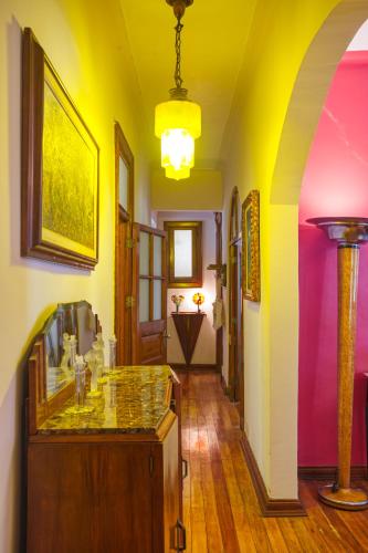 a room with a yellow and pink wall at Edificio Art Deco en Roma Norte in Mexico City