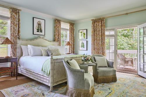 sypialnia z łóżkiem, krzesłami i oknami w obiekcie The Dunlin, Auberge Resorts Collection w mieście Johns Island