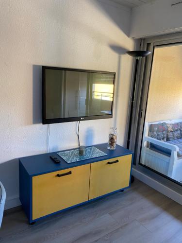 Cette chambre comprend un lavabo et un miroir mural. dans l'établissement Beverley hills, au Cap d'Agde