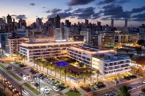 a view of a city at night at Aptos modernos no Solar Tambaú - 1 e 2 Quartos in João Pessoa