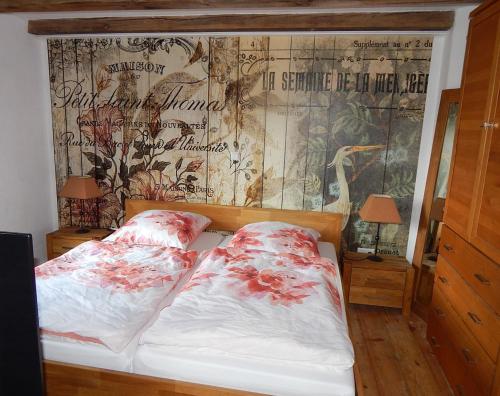 1 Schlafzimmer mit 2 Betten und einer Wand mit Wandbild in der Unterkunft VINTAGE HOUSE Ferienwohnung LANDHAUS LAAVE 