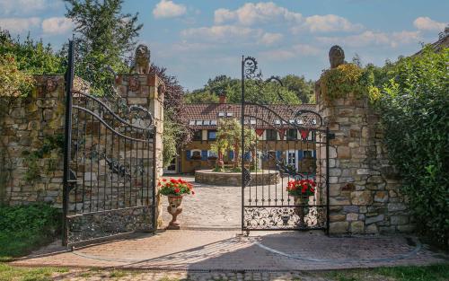 wejście do domu z żelazną bramą w obiekcie Rittergut Haus Laer w mieście Bochum