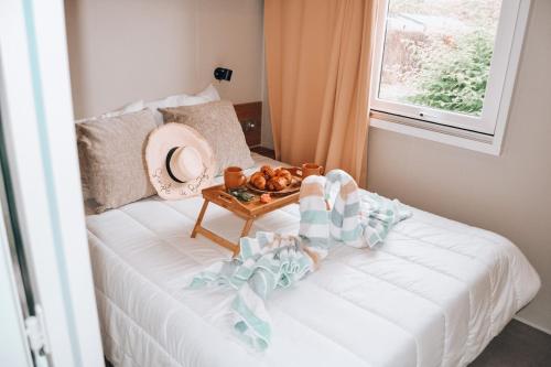 Кровать или кровати в номере Bungalow - Camping de la plage