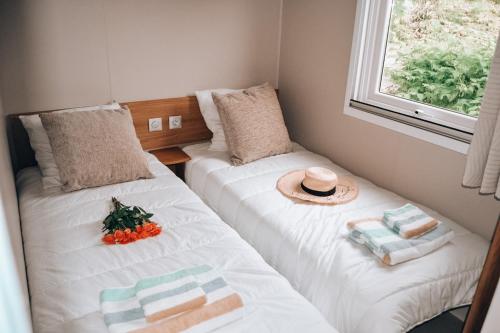 Кровать или кровати в номере Bungalow - Camping de la plage