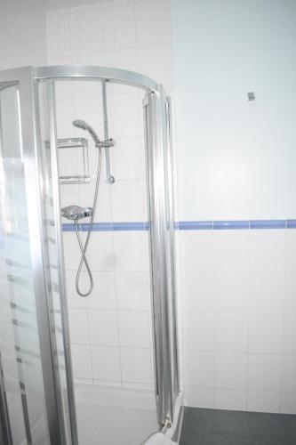 Bilik mandi di Pickwicks Guest House