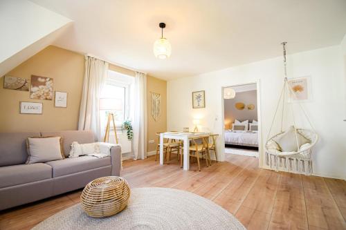 sala de estar con sofá y mesa en BOHO-Apartment, Feel like Home, Free Coffee, en Mühlacker