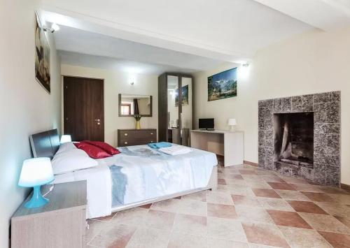 ein Schlafzimmer mit einem großen Bett und einem Kamin in der Unterkunft Bed and Breakfast Giaveno in Giaveno