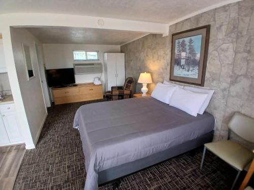Posteľ alebo postele v izbe v ubytovaní Silver Lakes Inn