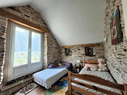 une chambre avec un lit et une grande fenêtre dans l'établissement Gîte de France Gite de chouvert 