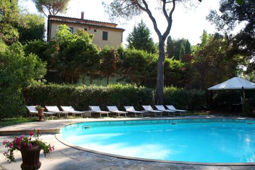 una piscina con tumbonas y una casa en Unique suite at Tenuta Granducale Dolciano, en Chiusi
