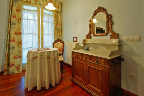 y baño con lavabo y espejo. en Casa Grande De Trives, en Puebla de Trives