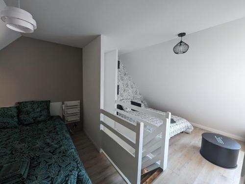 - une chambre avec des lits superposés dans l'établissement Maisonnette proche mer 4 pers, à Courseulles-sur-Mer
