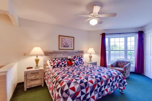 ein Schlafzimmer mit einem Bett, einem Stuhl und einem Fenster in der Unterkunft Cozy Pigeon Getaway, Close to Public Beaches! in Pigeon