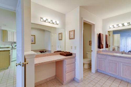 ein Badezimmer mit einem großen Waschbecken und einem WC in der Unterkunft Cozy Pigeon Getaway, Close to Public Beaches! in Pigeon