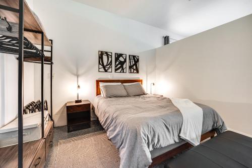 een witte slaapkamer met een bed en een spiegel bij Pasco Studio Vacation Rental with Private Patio! in Pasco