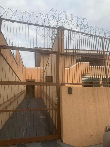 ein Gebäude mit einem Tor mit einer Rampe und einem Skatepark in der Unterkunft Dulc in Ribeirão Preto