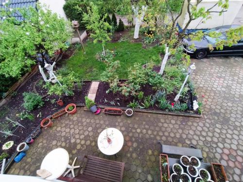 een luchtzicht op een tuin met een tafel en een bank bij Wohnung auf 2 Ebenen in Leopoldshöhe