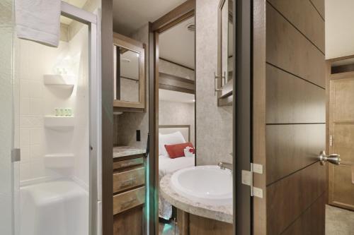 Sunshine Key RV Resort & Marina في بيغ باين كي: حمام صغير مع حوض ومرحاض