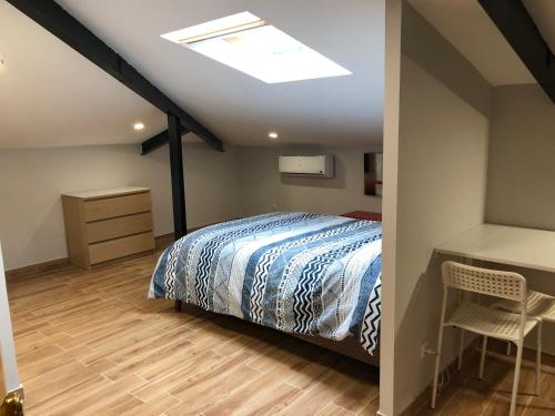 1 dormitorio con cama y escritorio en Habitación con cocina y baño, en Bilbao