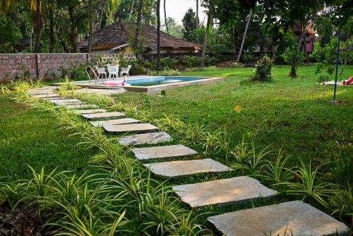 Zahrada ubytování White Serenity Heritage Pool Villa near Beach Udupi