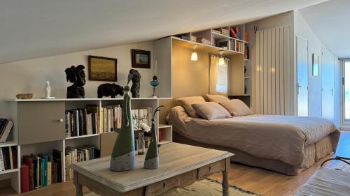 une chambre avec un lit et une étagère dans l'établissement caillette, à Vaison-la-Romaine