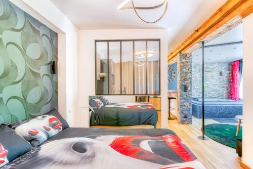 une chambre avec deux lits et une fenêtre dans l'établissement Love room au bord de l'eau. L'instant coquin, à Rochefort-sur-Loire