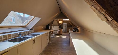 Ático con cocina con fregadero y ventana en Guesthouse Bonheure en Bruges
