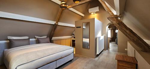 1 dormitorio con 1 cama grande en una habitación en Guesthouse Bonheure en Bruges
