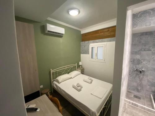 Dormitorio pequeño con cama y ducha en CASA KIRKI en Agios Rokkos