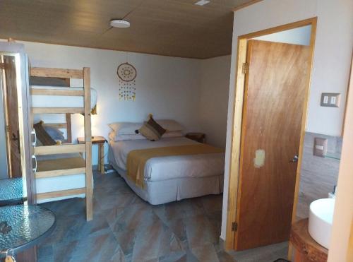 1 dormitorio con 1 cama y 1 litera en Casa Ñawi en San Pedro de Atacama