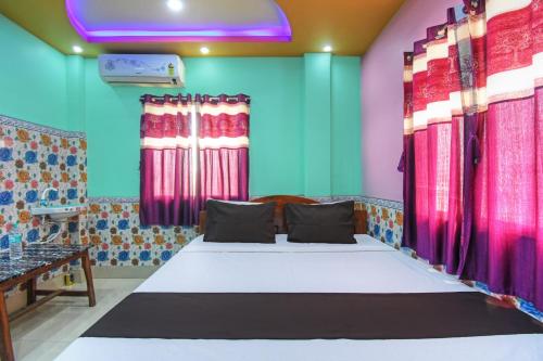 Voodi või voodid majutusasutuse OYO Yuvraj Lodge And Hotel toas