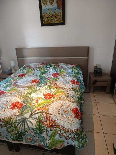 - un lit avec une couverture colorée dans l'établissement 2 pieces proche aéroport, à Nice