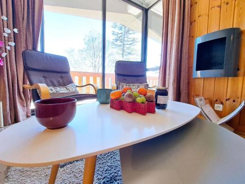 - une table avec un bol de fruits dans l'établissement Grand T3 avec terrasse, équipement complet et accès direct galerie commerciale à Pra-Loup 1600 - FR-1-165A-54, à Uvernet