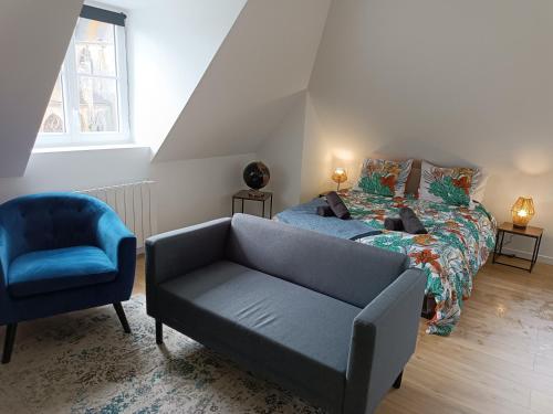 1 dormitorio con sofá, cama y silla en Elégant Studio ~Hyper Centre~, en Coutances