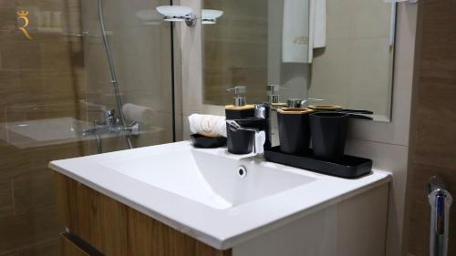 阿布達比的住宿－Glen 2BR Duplex Masdar city，浴室配有白色水槽和淋浴。