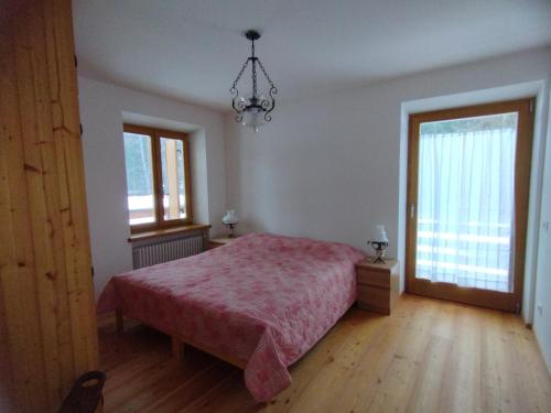 ベッラモンテにあるBellamonte Villa Larici primo pianoのベッドとシャンデリアのある寝室