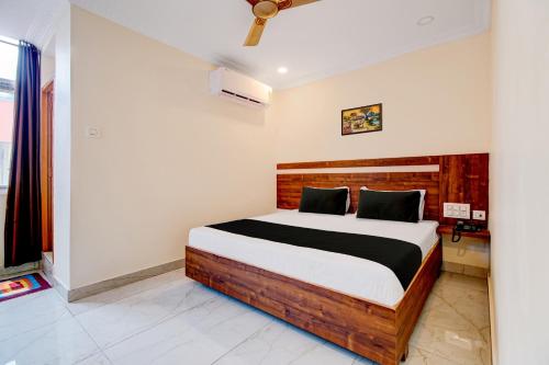 um quarto com uma cama grande num quarto em OYO Hotel Leela Elite em Vijayawada