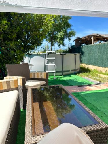 un patio trasero con piscina y césped en Casa rural con jardín y piscina, en Val de Santo Domingo