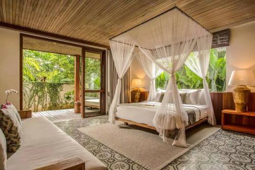 Un pat sau paturi într-o cameră la Luxury villa with private pool Indonesia