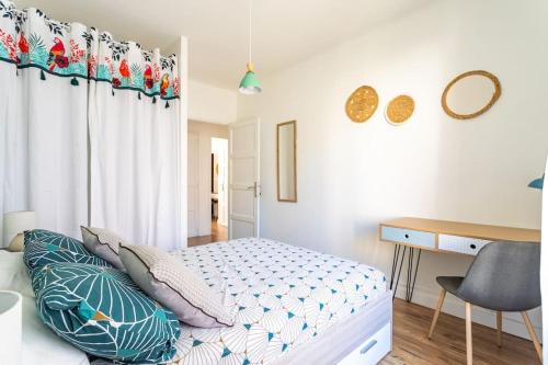 une chambre avec un lit et un bureau dans l'établissement Appartement familial, lumineux, à Toulon